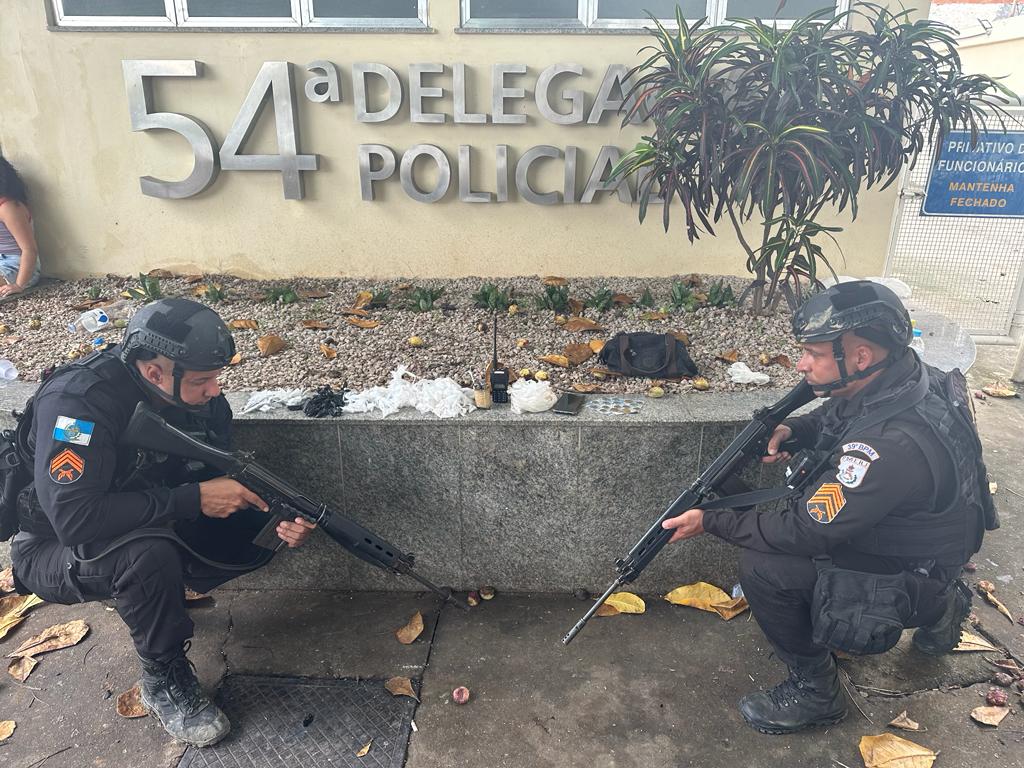 39º BPM prende dois traficantes, apreende drogas e granada no bairro Bom Pastor